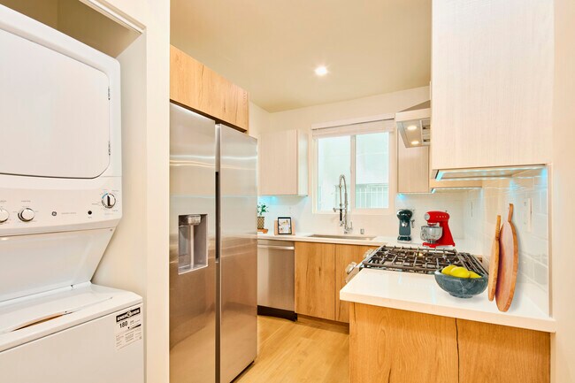 Building Photo - 1047 N Sierra Bonita Ave