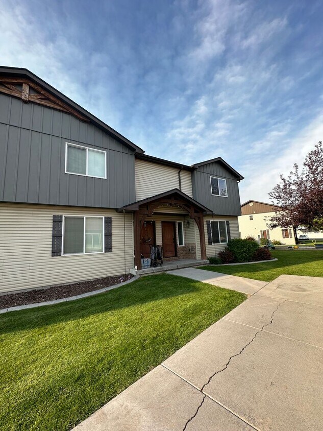 Primary Photo - LEASE TAKEOVER-3 bed 1.5 bath townhouse in...