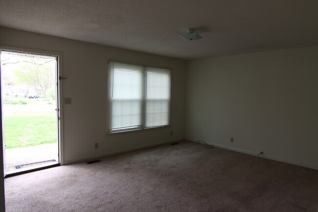 Foto del edificio - 4 Bedroom Pet Friendly Home For Rent Near Post!