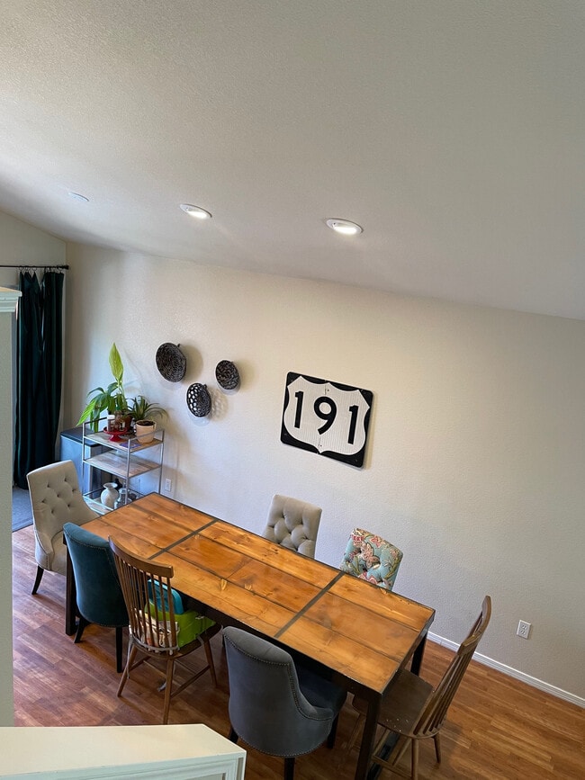 Building Photo - 2611 Daisy Dr