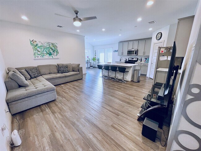 Foto del edificio - 6811 Fleetwood Crescent Wy