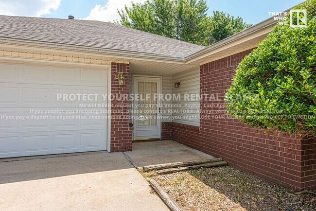 Building Photo - 1210 S Jasmine Ln