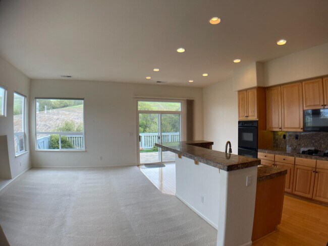 Building Photo - 9015 Village View Dr