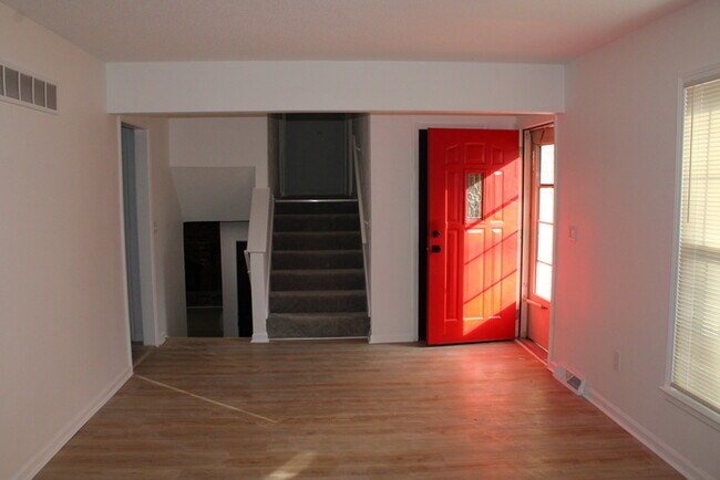 Foto del edificio - Spacious 5-bedroom, 2.5 full-bath home located in Shawnee, KS