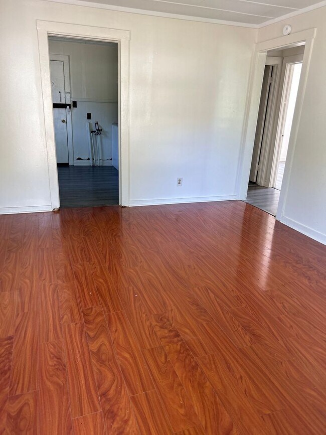 Building Photo - 2 Bedroom 1 Bath Home Available for Rent!