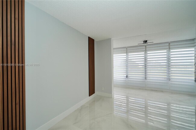 Foto del edificio - 2551 Aragon Blvd