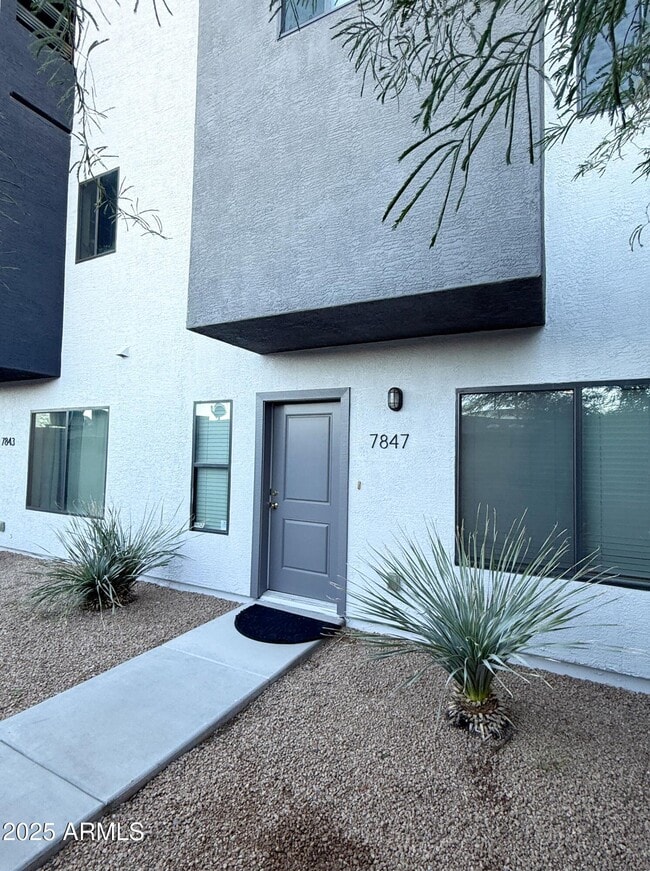 Foto del edificio - 7847 N 20th Glen