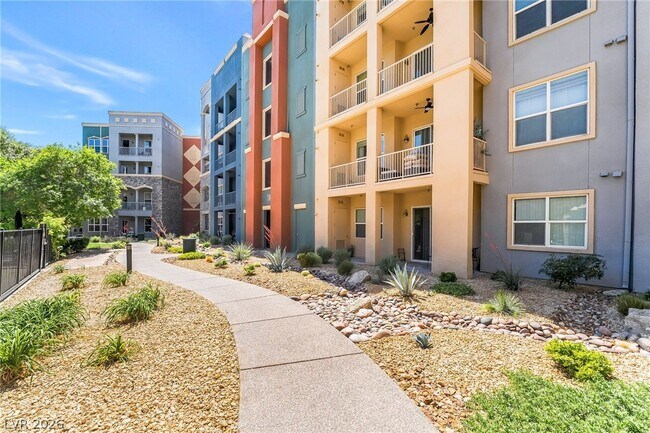 Foto del edificio - 38 E Serene Ave