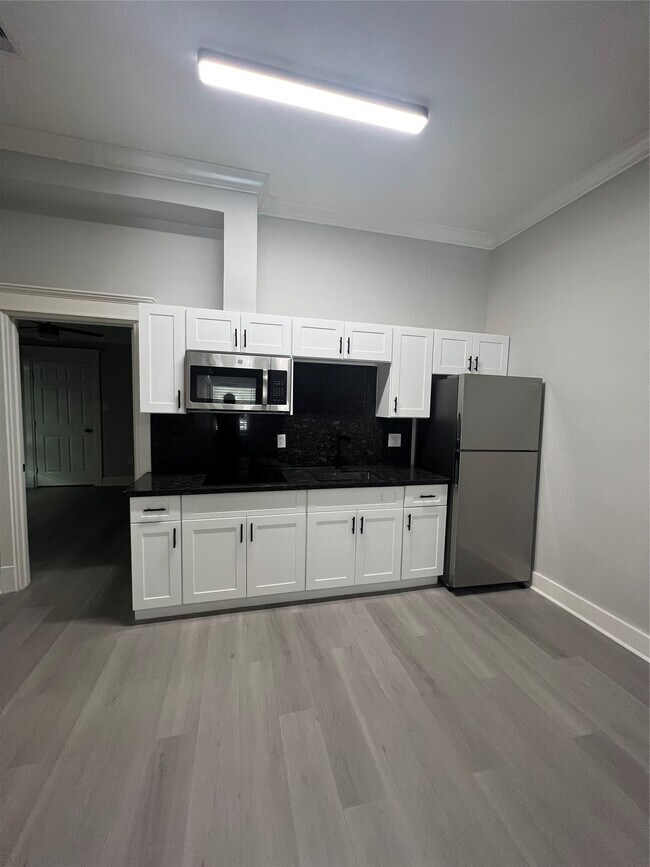Building Photo - 220 Redan St