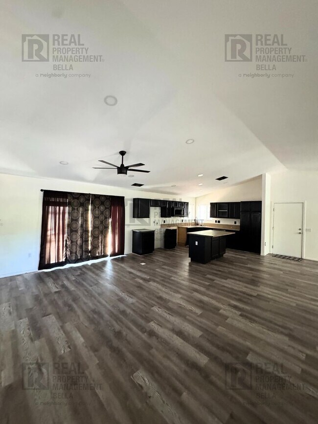 Foto del edificio - Spacious 2-Bedroom Home on Expansive Lot i...