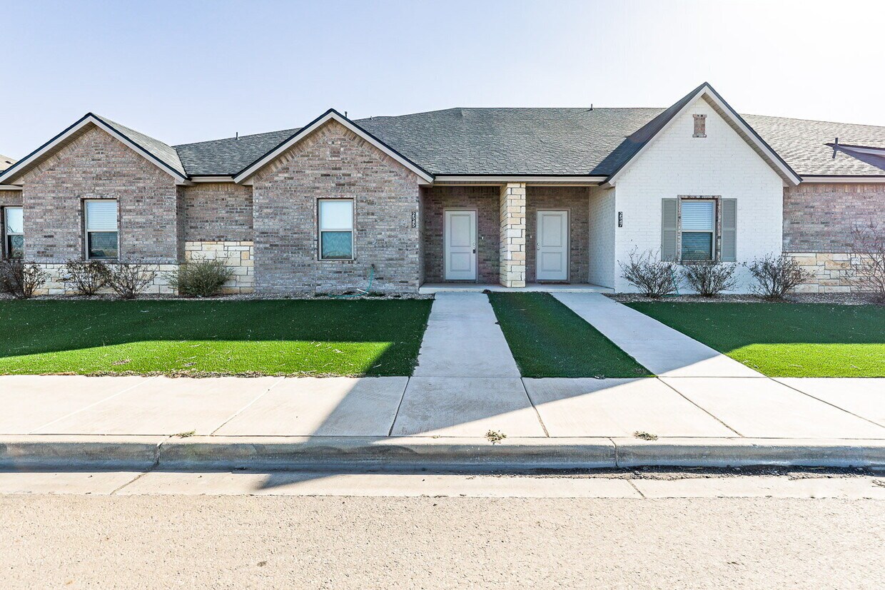 Foto principal - Newer Townhome Located South Of Town Near ...