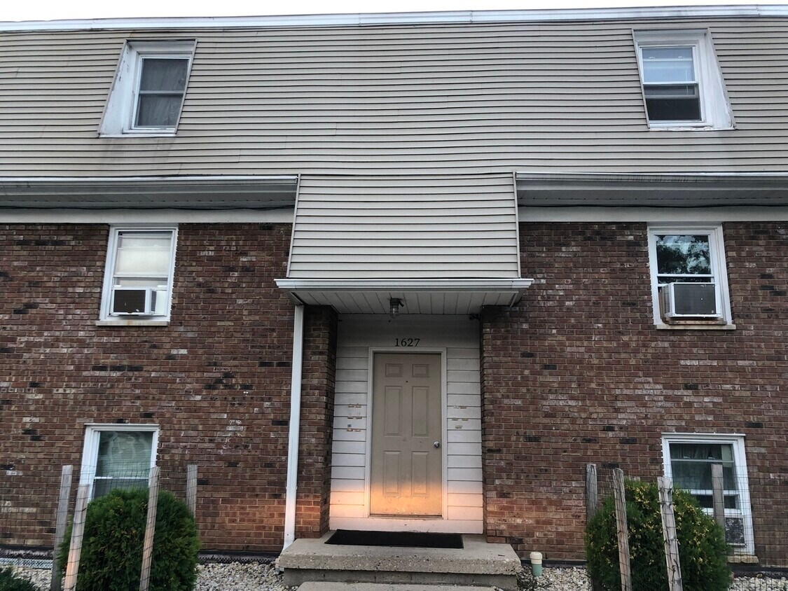 1627 WOODBINE Dr Unit 6, Round Lake Beach, IL 60073 Condo for Rent in Round Lake Beach, IL