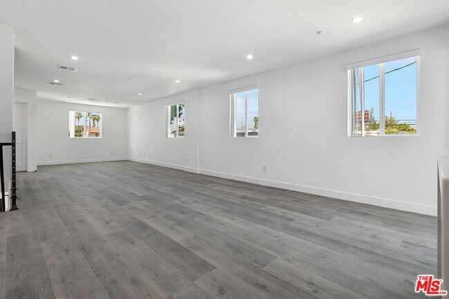 Building Photo - 1424 S Redondo Blvd