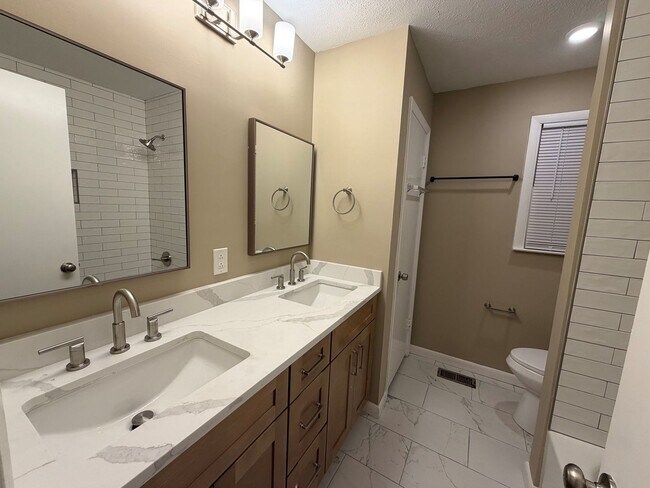 Foto del edificio - 535 Godfrey Ln