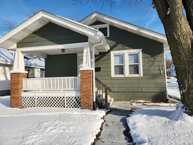 Building Photo - Great House in Rock Island  2 Bedroom