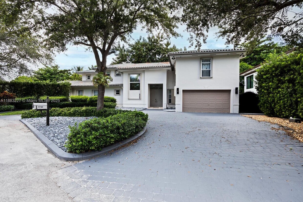 Foto principal - 5740 SW 59th Pl