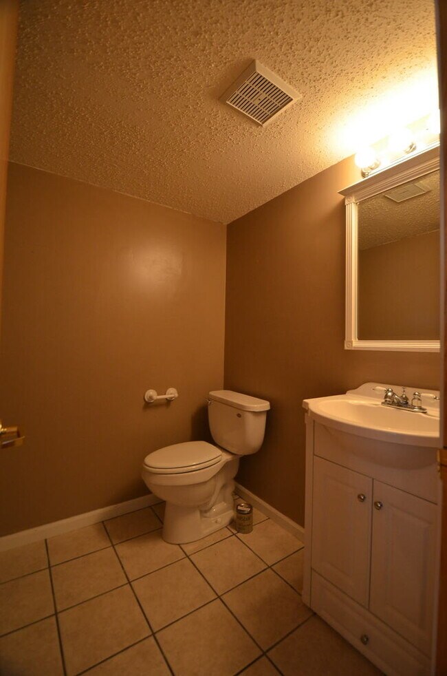 Foto del edificio - On Bus Route! 2bed/2.5 Bath, Sunny Town House! Fresh paint!