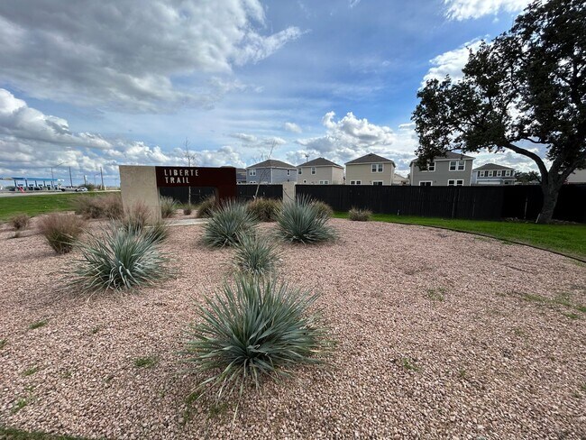 Foto del edificio - FIRST TIME RENTAL! 3 Bedroom / 2 Bath Home...