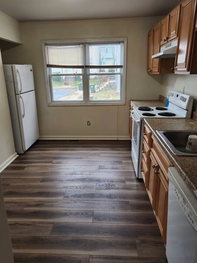 Foto del edificio - Spacious 3-bedroom, 1.5-bath end-unit townhome located in Edgewood