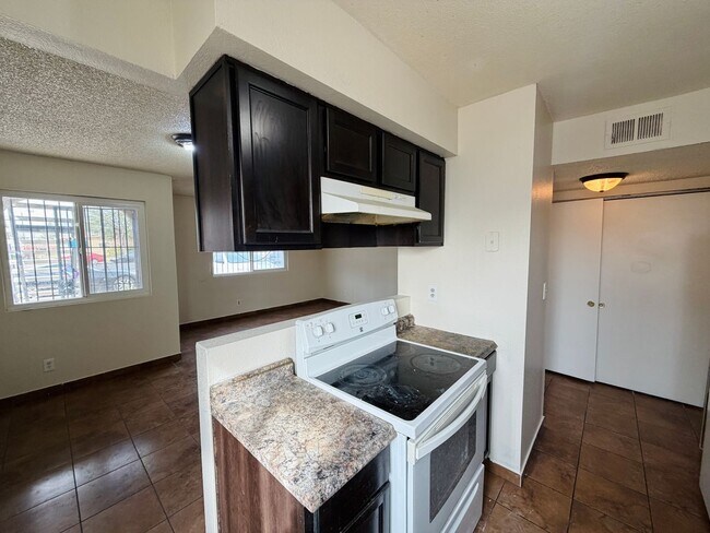 Foto del edificio - **TWO WEEKS FREE RENT!! ACCEPTS SECTION 8!!** Spacious first floor apartment with large living ro...