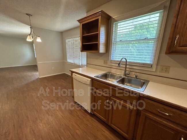 Building Photo - 4146 S Parkcrest Ave