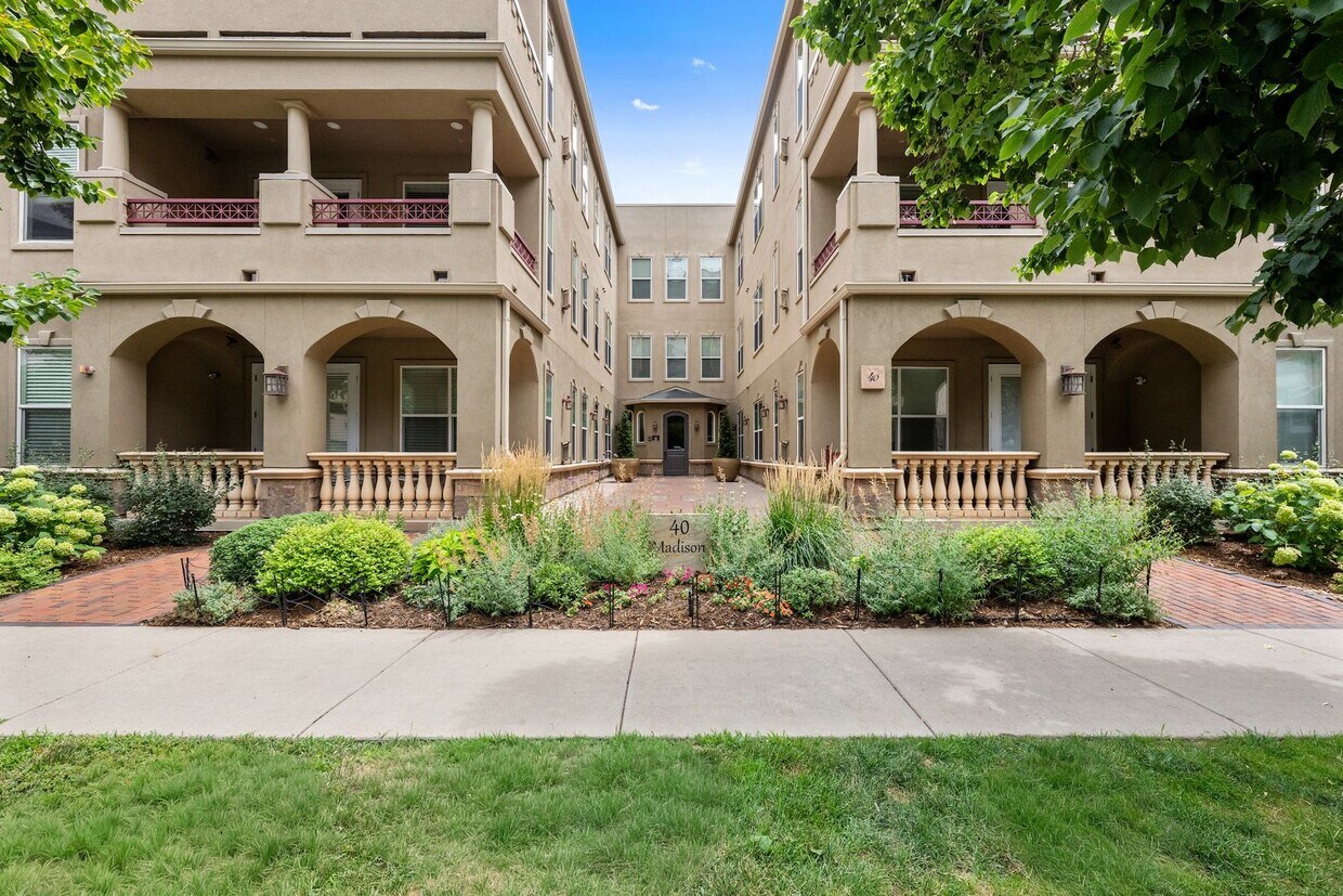 Gorgeous top-level condo in Cherry Creek! - Come see this gorgeous top-level condo in Cherry Creek!