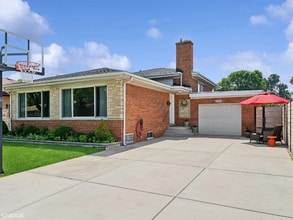 Building Photo - 5669 N Kerbs Ave