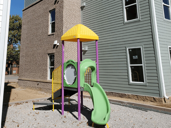 ¡Área de juegos para niños - Beecher Terrace Phase II (0680)