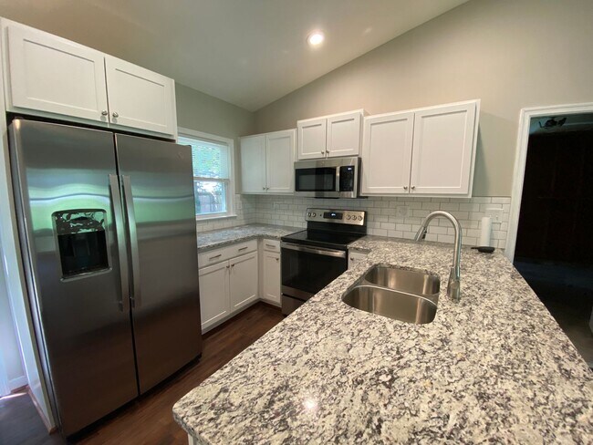 Foto del edificio - Updated 3 Bedroom 2 Bathroom Home in N. Ch...