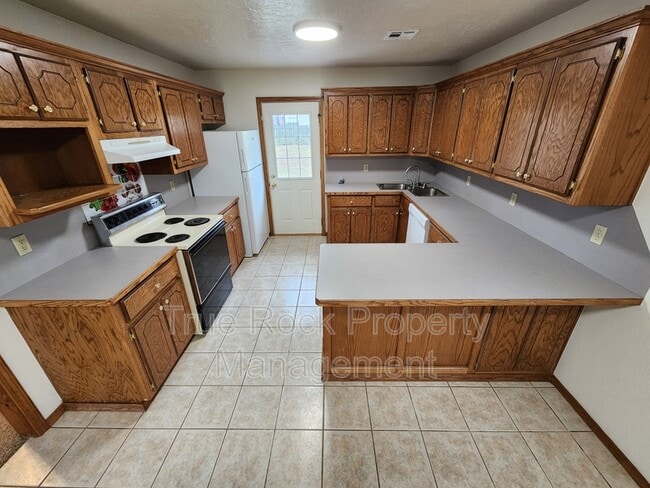 Building Photo - 628 W 22nd St