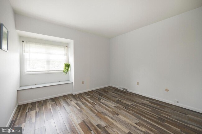 Building Photo - 2402 Bridgewater Ct
