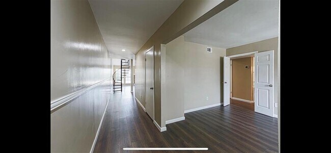 Building Photo - 9602 Benthos Dr