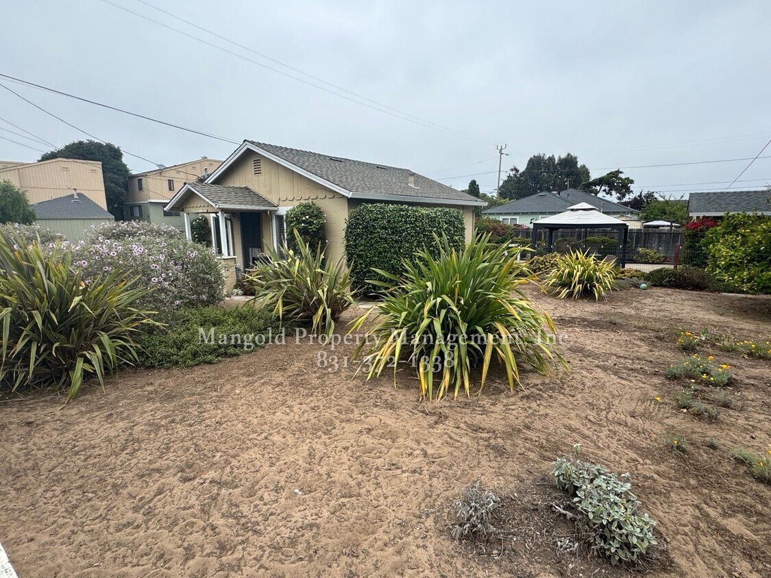 Building Photo - Two Bed One Bath Home Located in Seaside N...