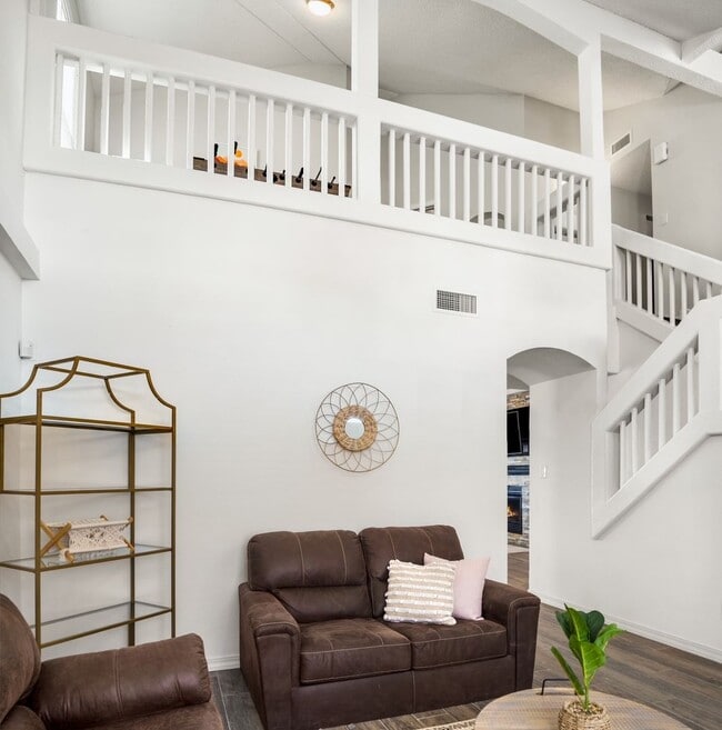 Building Photo - Stunning 4 bedroom, 2.5 bath home in West ...