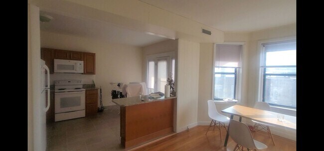 Building Photo - Discounted Modern Packards Corner Apt with...