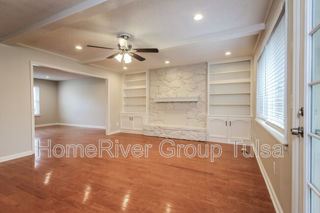 Building Photo - 705 Meadowood Dr