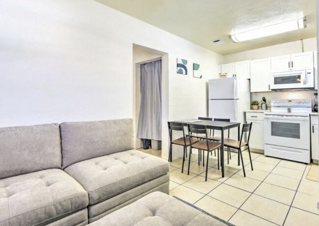 Foto del edificio - 2/1 unfurnished duplex in convenient location and fenced yard- pet friendly!