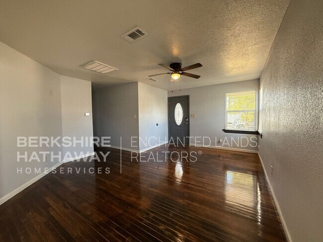 Foto del edificio - Spacious 3 Bed/2 Bath, second living area,...