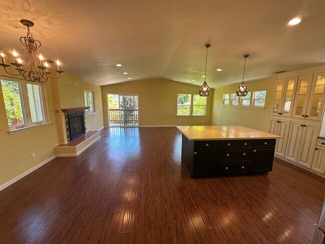 Building Photo - Gorgeous 4 Bed 2.5 Bath, single family hom...