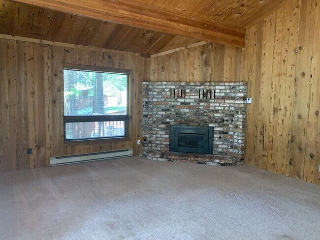 Building Photo - Adorable cabin in the woods!