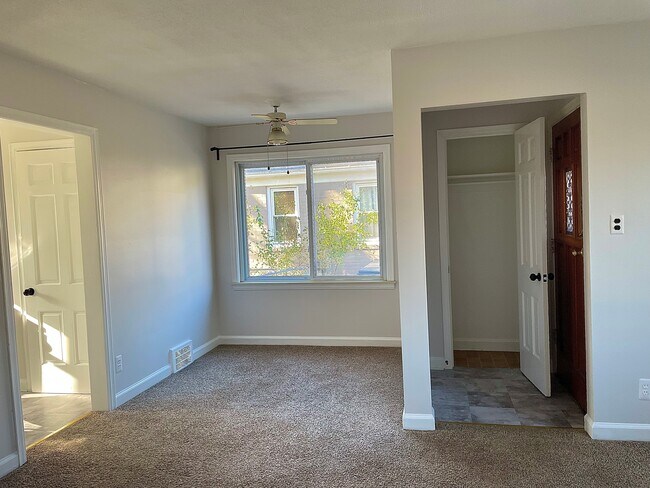 Dining nook - 1003 W 12 Mile Rd