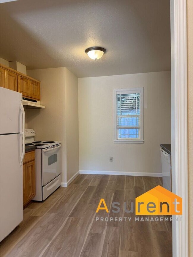 Building Photo - Refreshed 2-bedroom, 1-bath Duplex Unit in Grants Pass Available Now!