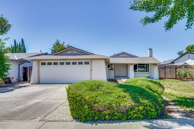 Foto del edificio - Spacious 3 Bedroom 2 Bath Home with 2 Car Garage and Central Air Conditioning