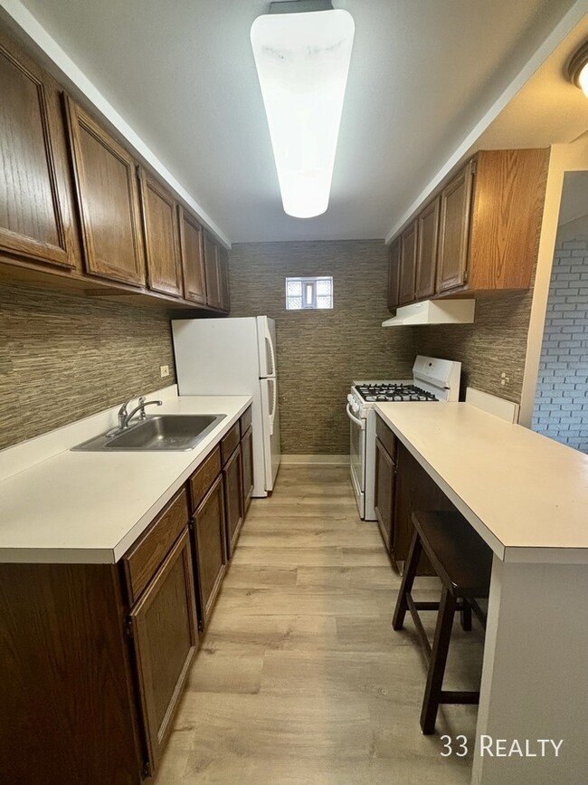 Building Photo - Light-filled Garden Studio in Rogers Park