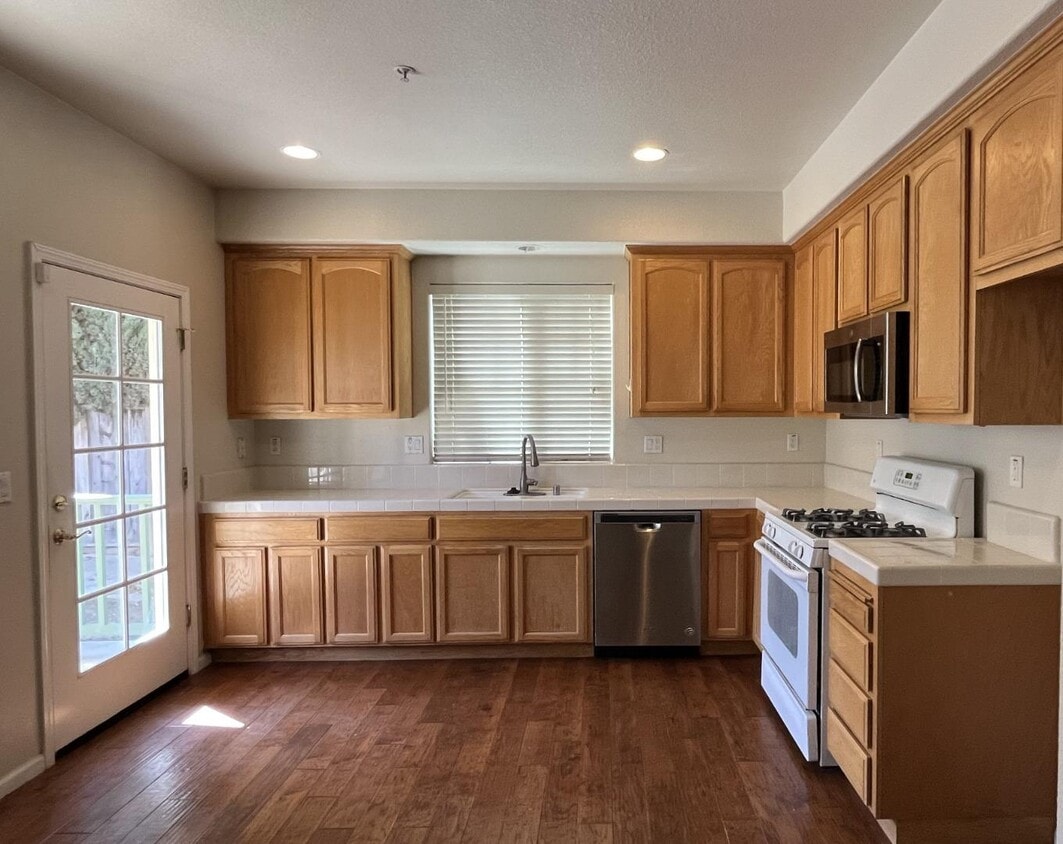 Building Photo - 220 Alves Ln