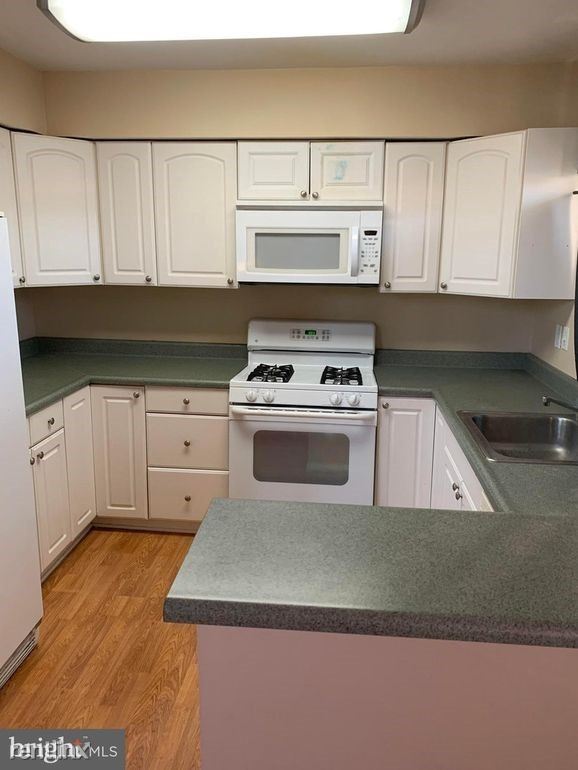 Building Photo - 2 br, 1.5 bath Townhome - 2 Chinook Ct