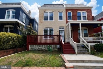 Building Photo - 720 Gresham Pl NW