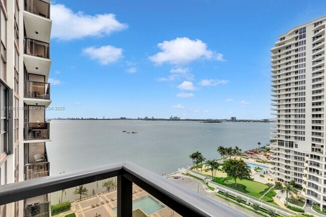 Foto del edificio - 600 NE 36th St