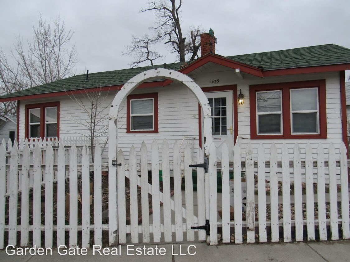 Primary Photo - 1439 W Collins Dr