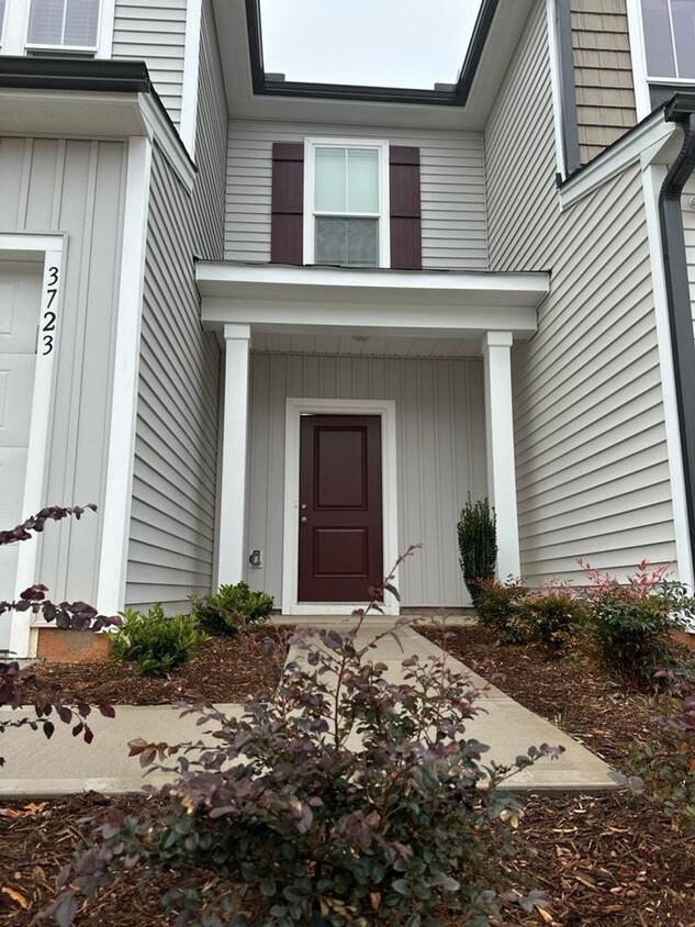 Foto principal - Charming 3BR Townhome in Jamestown